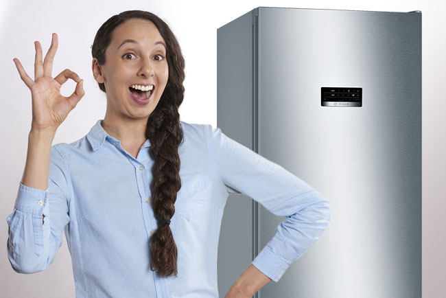 Mujer feliz con la compra de un frigor&iacute;fico Inox de 2 metros